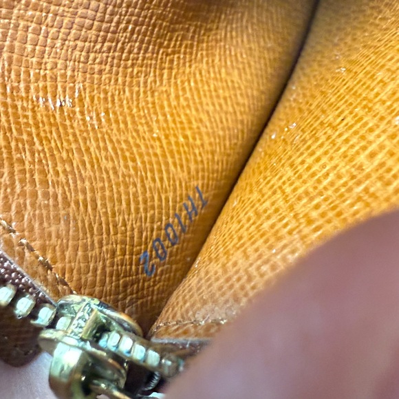 Louis vuitton Sarah Monogram long wallet with Duster and box included. 2CC slot - Picture 2 of 16